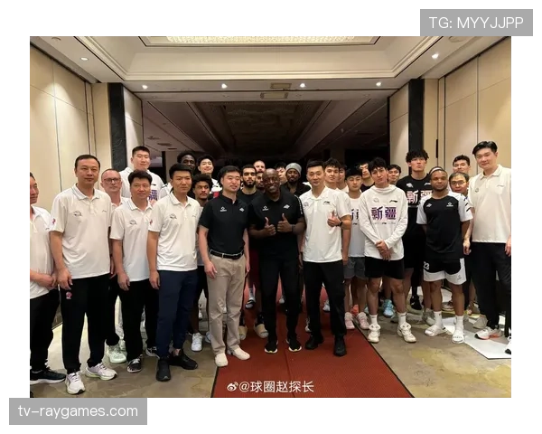 场上对手场下兄弟：德章泰-穆雷与特雷-杨赛前寒暄镜头回顾